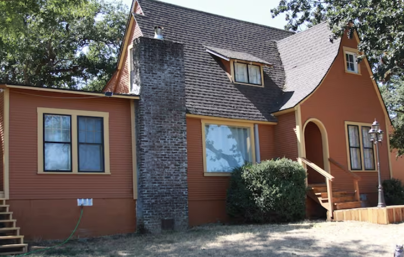 Country cottage with views Have fun with the whole family at this stylish cottage. Located between Medford and Jacksonville this cottage has a modern farmhouse look setting on 3.5 acres. Sip your coffee or wine on the porch and enjoy the wildlife and the views. Just 5 minutes from downtown Jacksonville and 15 minutes to Medford. The wifi works great!! Enjoy a country setting while close to town.